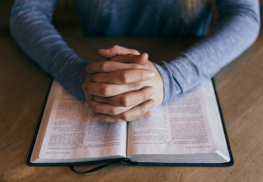 Betende Hände über der Bibel / pixabay / gemeinfrei Neue Studie: Glaube und Religiosität in Österreich werden pluraler