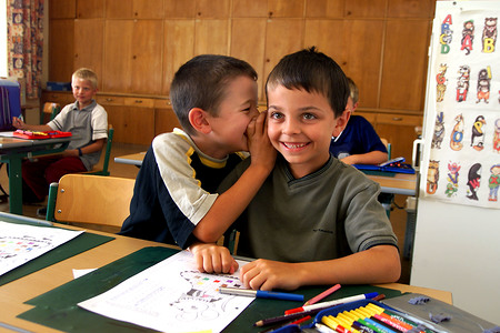 Schwaetzende Kinder in einer Volkschule-GrundschuleSchule,Schulwesen,Menschen,Personen,Klasse,Klassengemeinschaft,Bildung,Ausbildung,Lernen,Unterricht,Kameradschaft,Volksschule,Grundschule,Schulklasse,Sch?ler,Schueler,Schuelerinnen,Sch?lerinnen,Mit