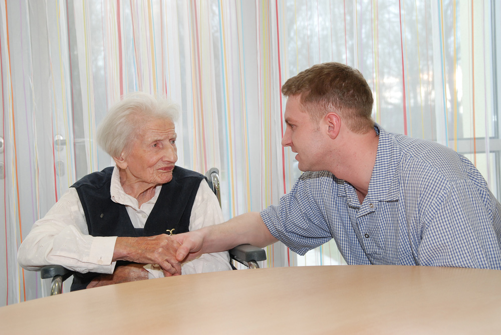 Altenwohnheim der Caritas / Rupprecht@kathbild.at, Franz Josef Rupprecht Haus St. Bernadette / Altenwohnheim der Caritas / Dipl.-Krankenpfleger mit alter Frau.