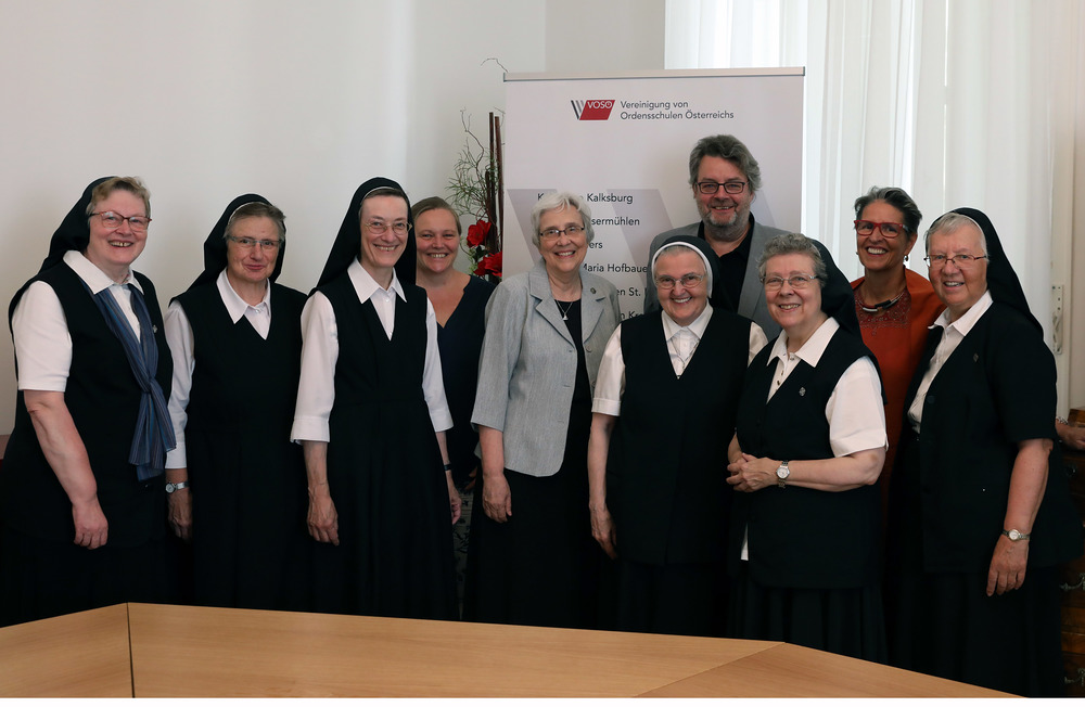 B.U.: (v.l.n.r.) Sr. Verena Wittibschlager, Sr. Monika Schmidt, Sr. Maria-Theresia Knippschild, Dolmetscherin, Generaloberin Roxanne Schares, Sr. Cäcilia Kotzenmacher, Rudolf Luftensteiner, Sr. Beatrix Mayrhofer, Maria Habersack, Sr. Karin Kuttner / Foto: Magdalena Schauer, Ordensgemeinschaften Österreich