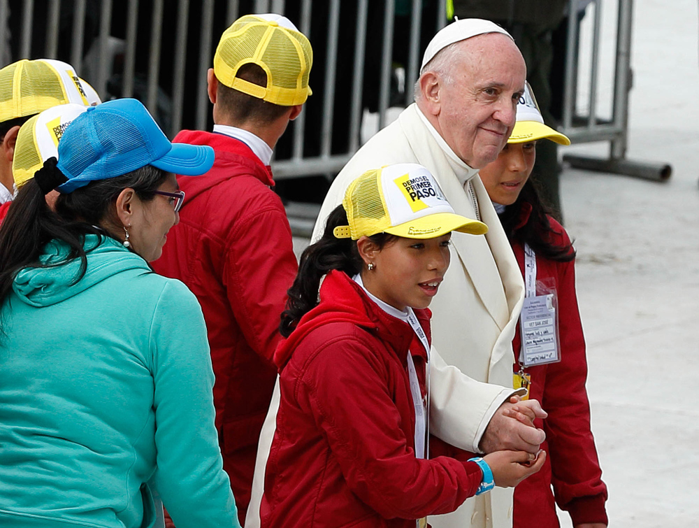 Papstmesse in Bogota / Copyright 2017, KNA (www.kna.de). Alle Rechte vorbehalten, Paul Haring Papst Franziskus trifft Jugendliche vor dem Gottesdienst im Simon Bolivar Park in Bogota am 7. September 2017. Die jungen Menschen tragen anlässlich der Papstreise gelbe, bedruckte Kappen.
