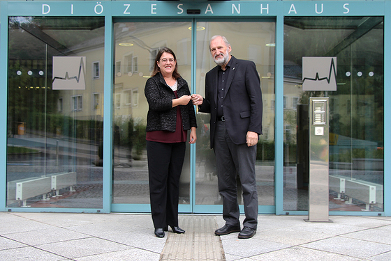 Gabriele Eder-Cakl und Prälat Wilhelm Vieböck vor dem Diözesanhaus / Diözese Linz / Kraml