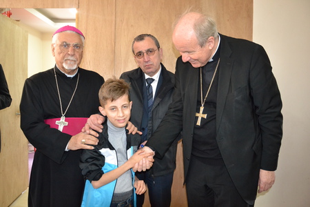 Kathpress / Pulling Kardinal Schönborn mit jungem Flüchtling im Irak.