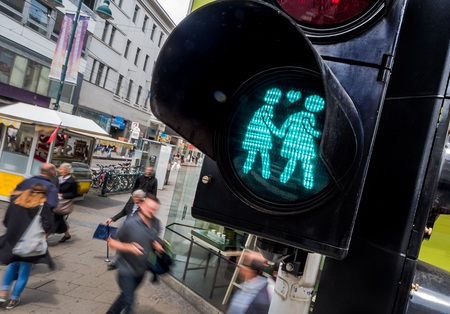 Linz, Österreich. Verkehrsampel mit gleichgeschlechtlichen Figuren als Zeichen für Offenheit und Toleranz.