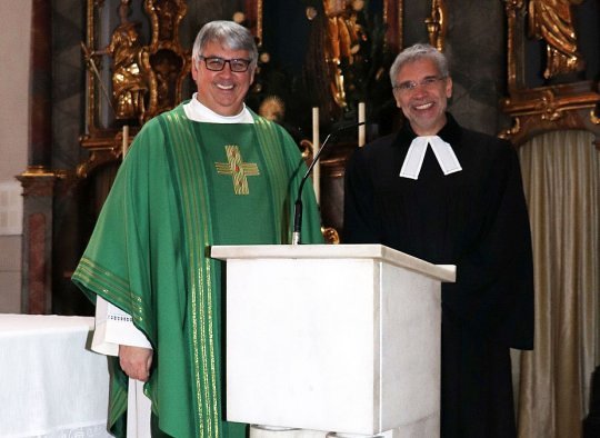 Gelebte Ökumene: Stadtpfarrer Gracher und Pfarrer Müller beim Ambo in der Stadtpfarrkirche „Maria im Dorn“ in Feldkirchen / © Foto: Pressestelle/Schusser