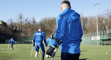 BILD zu OTS - Kriegsversehrte MŠnner beim Fu§balltraining im ukrainischen Lviv