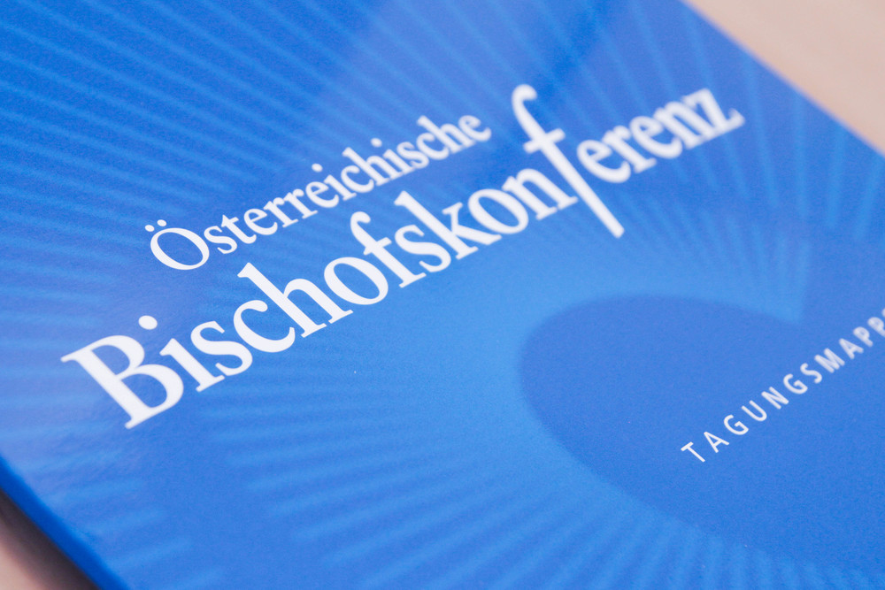 Tagungsmappe zum Abschluss der Herbstvollversammlung der Österreichischen Bischofskonferenz / Lukas Cioni/ Kathpress