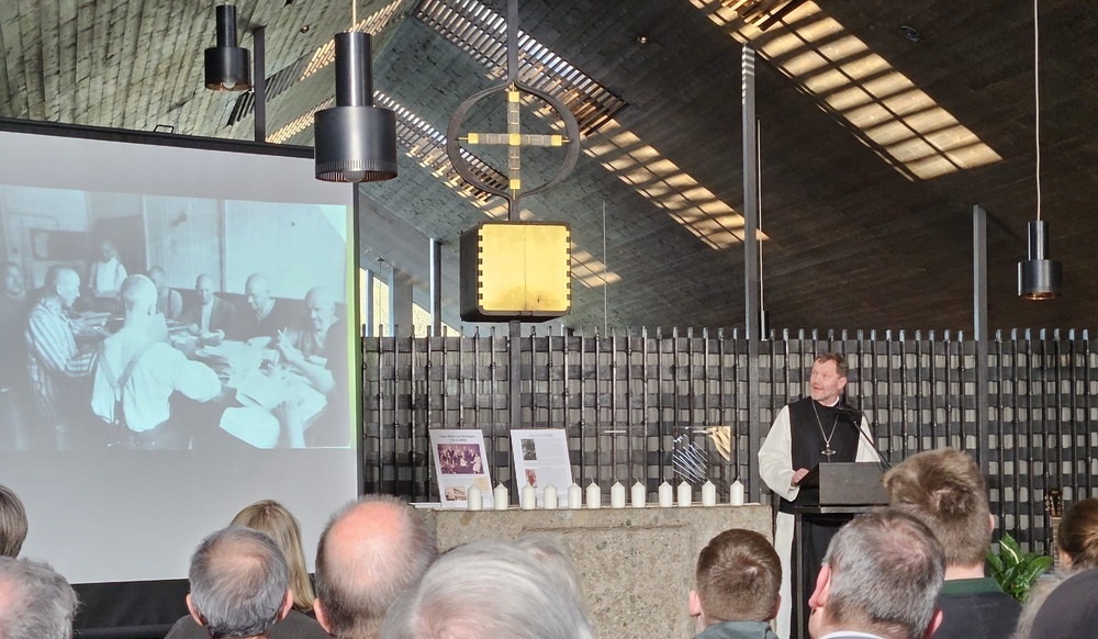 Abt Reinhold Dessl bei der Präsenation der Lebensgeschichte von P. Konrad Just in der Karmel-Kirche im KZ Dachau. / © Stift Wilhering Gedenkstätte Dachau: OÖ-Ordensmann in 'Gedächtnisbuch' aufgenommen