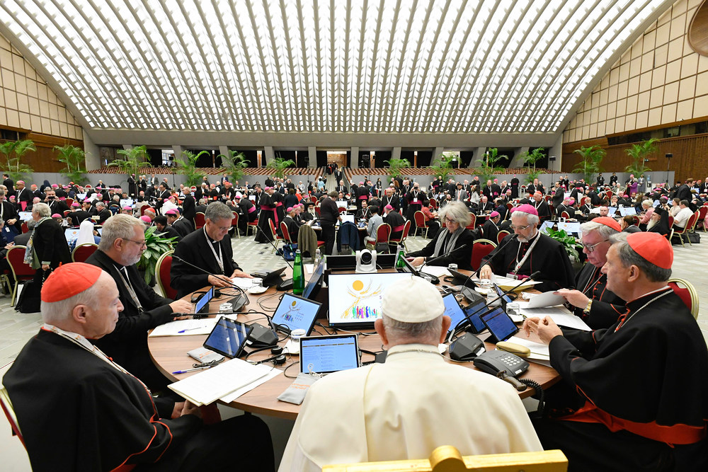 Papst Franziskus bei der Weltsynode / Copyright 2024, KNA GmbH, www.kna.de, All Rights Reserved, Vatican Media Papst Franziskus (m.) bei der Eröffnung der letzten Phase der Weltsynode am 2. Oktober 2024 im Vatikan.