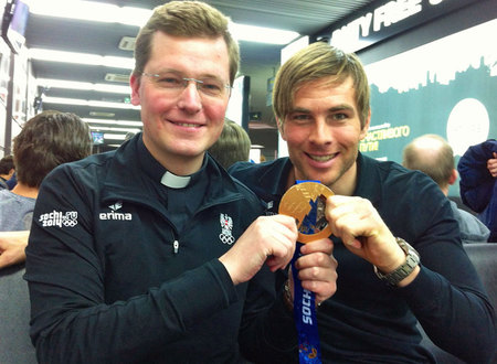 P. Johannes Paul Chavanne mit dem Benjamin Karl, Bronzemedaillengewinner im Snowboard-Parallelslalom / P. Johannes Paul Chavanne