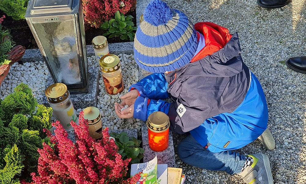 Kind am Friedhof / Friedhof St. Barbara Stationenweg zum Thema Tod für Kinder am Linzer Barbarafriedhof