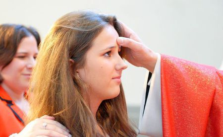 Salbung der Stirn bei der Firmung