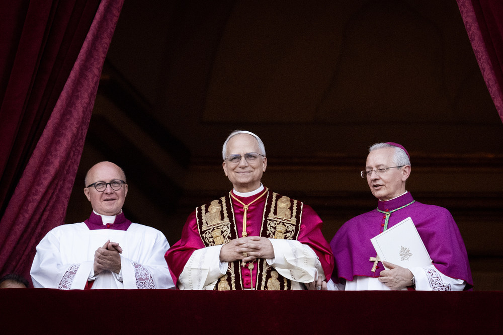 Papst Leo XIV. / KNA-Bild / Cristian Gennari Papst Leo XIV. steht am Abend des 8. Mai 2025 auf dem Balkon der Loggia des Petersdoms im Vatikan.