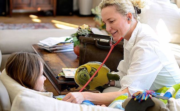 Momo-Leiterin Dr. Martina Kronberger-Vollnhofer mit junger Patientin / kinderhospizmomo.at / Martina Konrad-Murphy