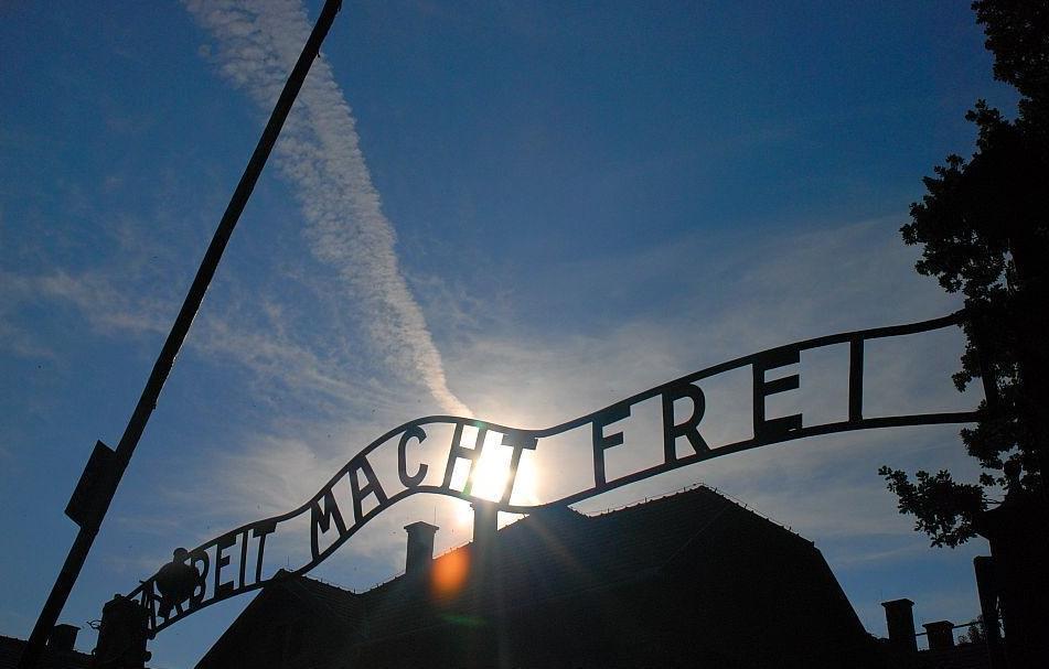 Eingangstor des KZ Auschwitz-Birkenau / auschwitz.org Politologe warnt vor Verharmlosung des Nationalsozialismus