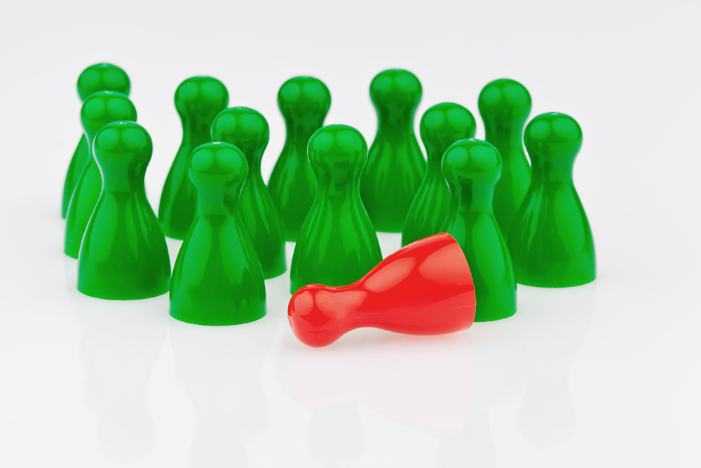 Mobbing im Team. Au?enseiter / Erwin Wodicka Rote und gr?ne Spielfiguren. Mobbing, Einsamkeit und Au?enseiter im Team.