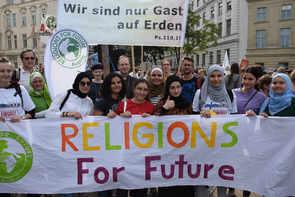 Bischof Turnovszky und Religions for Future / kathpress / Johannes Kienberger