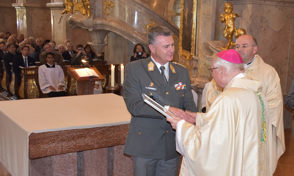 von li. nach re.: Brigadier Peter Schinnerl, Militärbischof Werner Freistetter, Militärerzdekan Harald Tripp von li. nach re.: Brigadier Peter Schinnerl, Militärbischof Werner Freistetter, Militärerzdekan Harald Tripp / Petra Pollak / ÖBH Festgottesdienst für seligen Jakob Kern im Stift Geras
