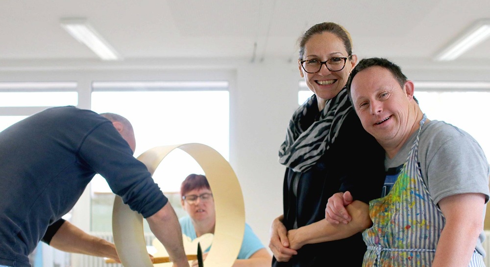 Mann mit Trisomie 21 bei Kunstprojekt / Caritas