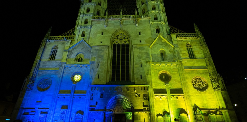 Stephansdom leuchtet in ukrainischen Nationalfarben / © Erzdiözese Wien/Stephan Schönlaub Stephansdom leuchtet in ukrainischen Nationalfarben