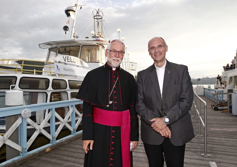 Bischof Marketz (im Bild mit Stadtpfarrer P. Salzl, Klagenfurt-St. Josef/Siebenhügel) leitete die 66. Marienschiffsprozession auf dem Wörthersee. / Foto: Diözesan-Pressestelle/Eggenberger