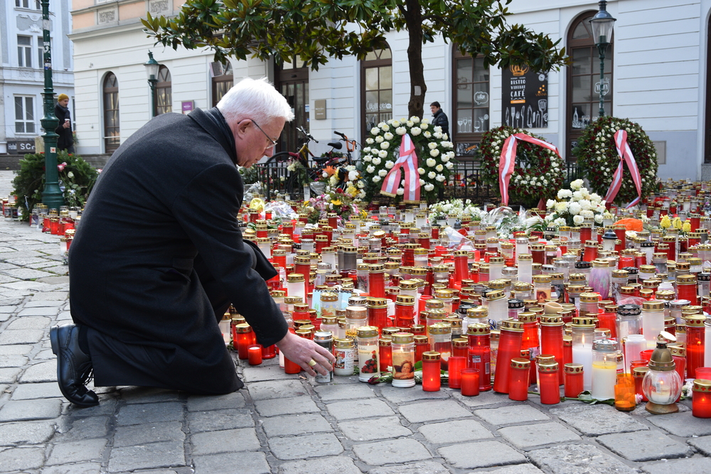 Erzbischof Franz Lackner gedenkt der Terror-Opfer von Wien / Paul Wuthe / Kathpress Wien, 13.11.2020, Friedmann Platz